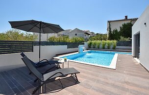 Beautiful Home in Split With 4 Bedrooms, Wifi and Outdoor Swimming Poo