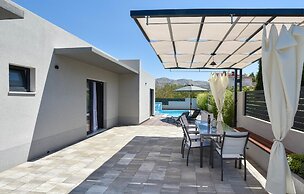 Beautiful Home in Split With 4 Bedrooms, Wifi and Outdoor Swimming Poo