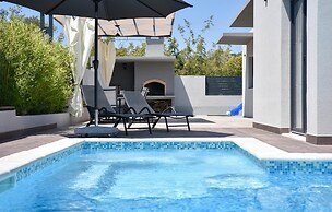Beautiful Home in Split With 4 Bedrooms, Wifi and Outdoor Swimming Poo