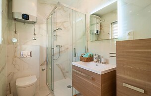 Stunning Apartment in Dugi Rat With 2 Bedrooms and Wifi