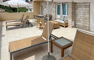 Stunning Apartment in Dugi Rat With 2 Bedrooms and Wifi