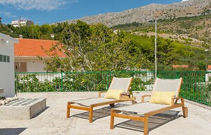 Stunning Apartment in Dugi Rat With 2 Bedrooms and Wifi