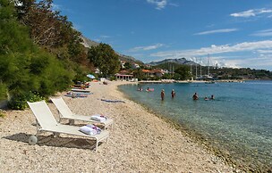 Stunning Apartment in Dugi Rat With 2 Bedrooms and Wifi