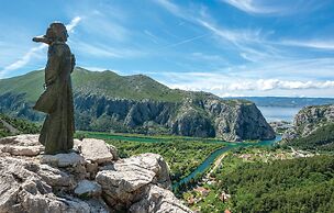 Stunning Apartment in Dugi Rat With 2 Bedrooms and Wifi