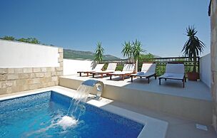 Awesome Home in Umcani With Wifi and 9 Bedrooms