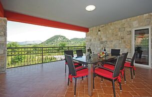 Awesome Home in Umcani With Wifi and 9 Bedrooms