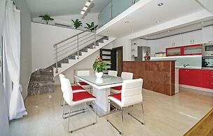 Awesome Home in Umcani With Wifi and 9 Bedrooms