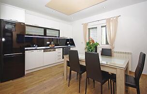 Awesome Home in Umcani With Wifi and 9 Bedrooms