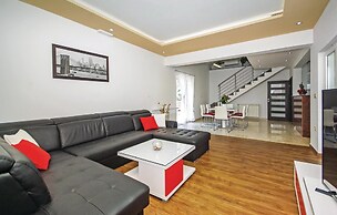 Awesome Home in Umcani With Wifi and 9 Bedrooms