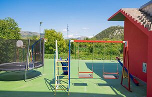 Awesome Home in Umcani With Wifi and 9 Bedrooms