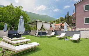 Awesome Home in Umcani With Wifi and 9 Bedrooms