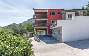 Awesome Home in Umcani With Wifi and 9 Bedrooms