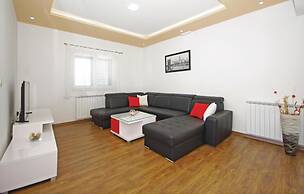 Awesome Home in Umcani With Wifi and 9 Bedrooms