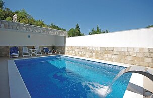 Awesome Home in Umcani With Wifi and 9 Bedrooms