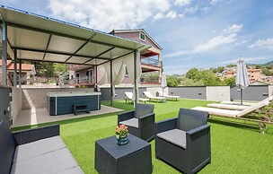 Awesome Home in Umcani With Wifi and 9 Bedrooms