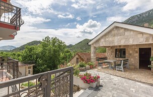 Awesome Home in Umcani With Wifi and 9 Bedrooms