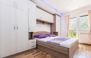 Awesome Home in Umcani With Wifi and 9 Bedrooms