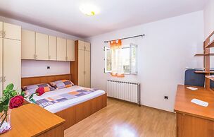 Awesome Home in Umcani With Wifi and 9 Bedrooms
