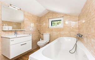 Awesome Home in Umcani With Wifi and 9 Bedrooms