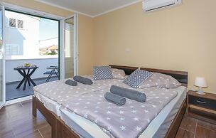 Nice Apartment in Kastel Stari With Wifi