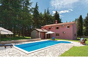 Stunning Home in Vrsar With Wifi and 3 Bedrooms