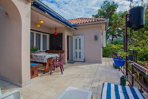 Nice Apartment in Cres With 2 Bedrooms and Wifi