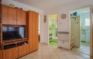 Nice Apartment in Cres With 2 Bedrooms and Wifi