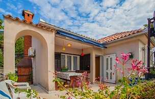 Nice Apartment in Cres With 2 Bedrooms and Wifi