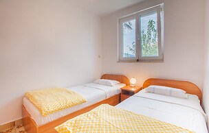 Nice Apartment in Cres With 2 Bedrooms and Wifi