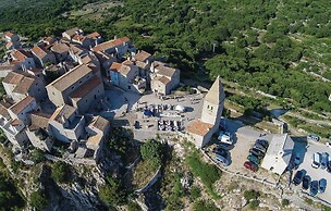 Nice Apartment in Cres With 2 Bedrooms and Wifi