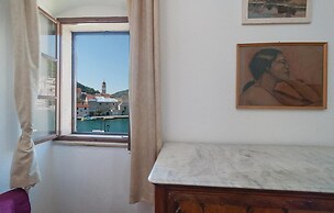 Beautiful Apartment in Pucisca With 1 Bedrooms and Wifi