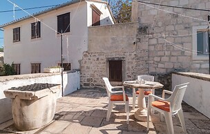 Beautiful Apartment in Pucisca With 1 Bedrooms and Wifi