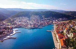 Beautiful Apartment in Pucisca With 1 Bedrooms and Wifi