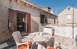 Beautiful Apartment in Pucisca With 1 Bedrooms and Wifi