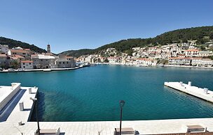 Beautiful Apartment in Pucisca With 1 Bedrooms and Wifi