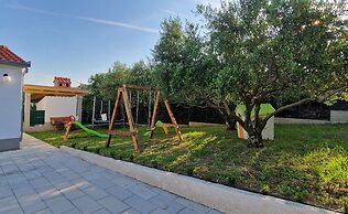 Modern House W.large Garden & Children Playground