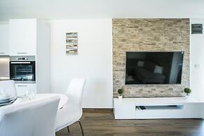 Modern House W.large Garden & Children Playground