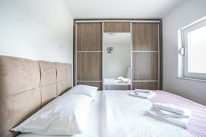 Modern House W.large Garden & Children Playground