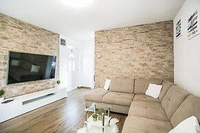 Modern House W.large Garden & Children Playground