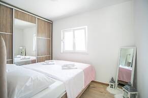 Modern House W.large Garden & Children Playground