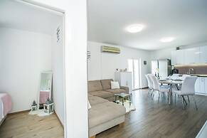 Modern House W.large Garden & Children Playground