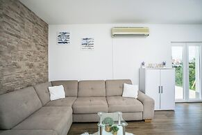 Modern House W.large Garden & Children Playground