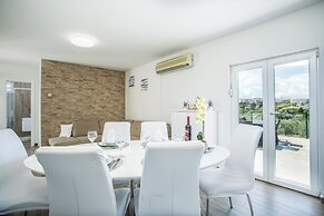 Modern House W.large Garden & Children Playground