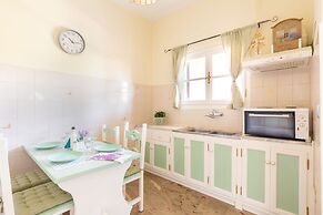 Aloe Apartments by Konnect, 500m from Dassia Beach