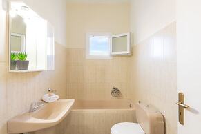 Aloe Apartments by Konnect, 500m from Dassia Beach