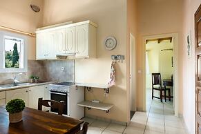 Aloe Apartments by Konnect, 500m from Dassia Beach