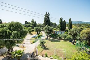 Aloe Apartments by Konnect, 500m from Dassia Beach