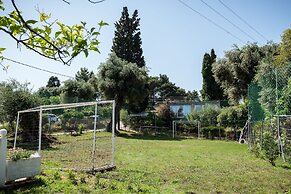 Aloe Apartments by Konnect, 500m from Dassia Beach