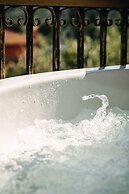 Aloe Apartments by Konnect, 500m from Dassia Beach