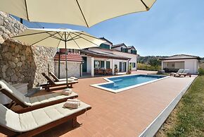 Luxury Mountain Villa W.heated Pool & Largegarden